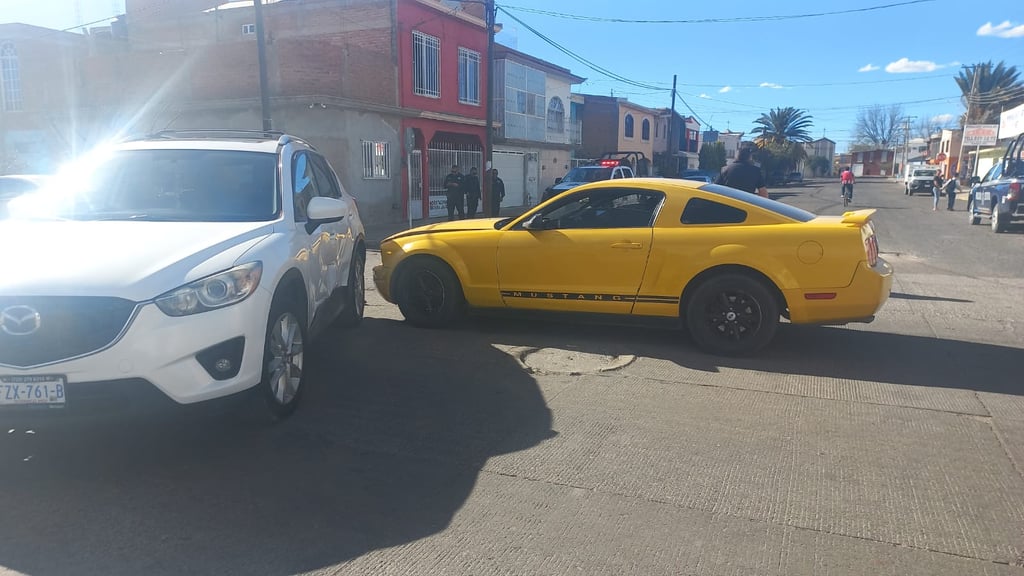 Choque en colonia Azcapotzalco deja diversos daños materiales