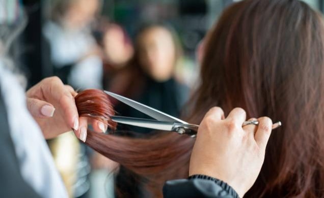 Castigan a universitaria acusada de robo cortándole el cabello