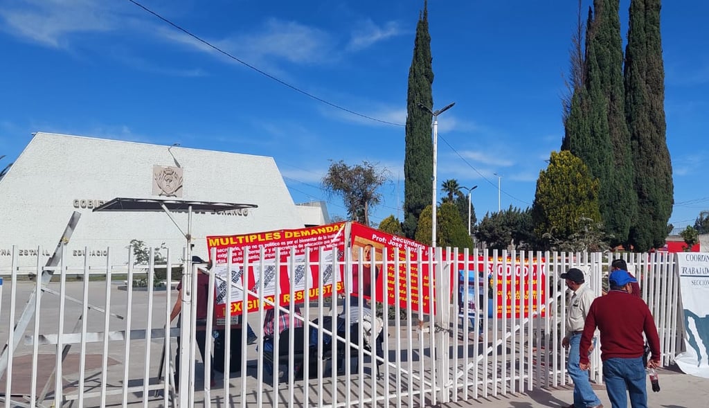 Toman la SEED para exigir la destitución de directora de escuela secundaria de Durango