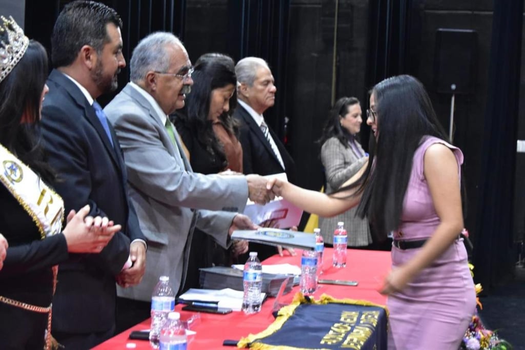 FMVZ de UJED entrega cartas de pasante a generación 100