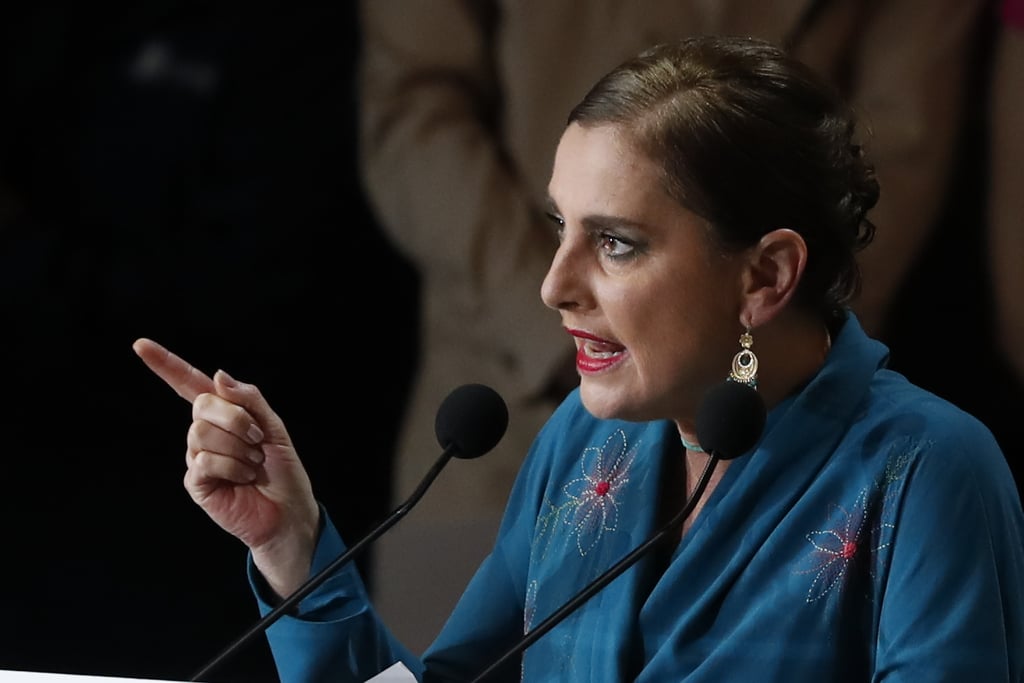 Beatriz Gutiérrez Müller, esposa de AMLO, manda mensaje a los 'diseñadores de cartelitos' del INE