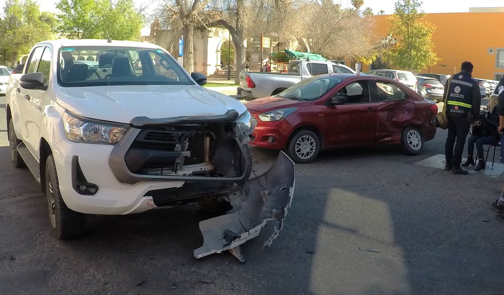 Choque en Pino Suárez y Zaragoza deja fuertes daños materiales