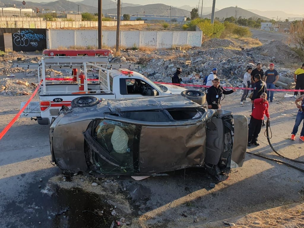 Aparatosa volcadura en Gómez Palacio deja dos lesionados, uno de ellos de gravedad