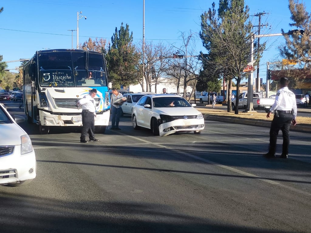 Accidente vial frente al CBTIS 130 provoca fuerte caos vehicular