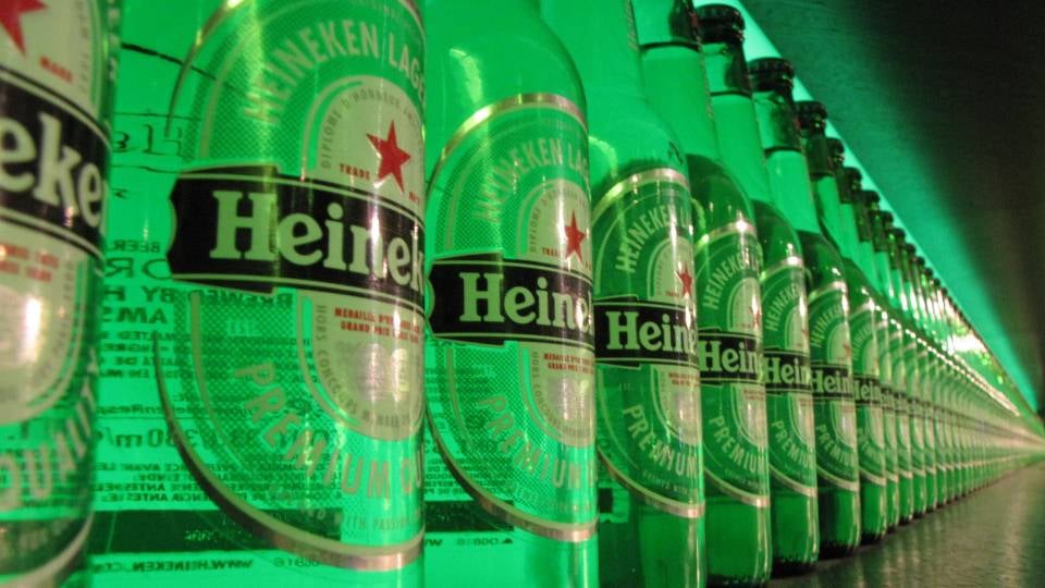 Heineken se disculpa por aumentar su actividad en Rusia pese a la guerra