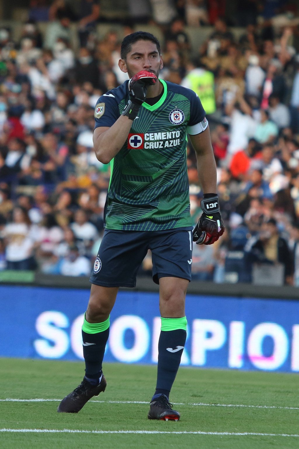 Corona desea seguir en Cruz Azul