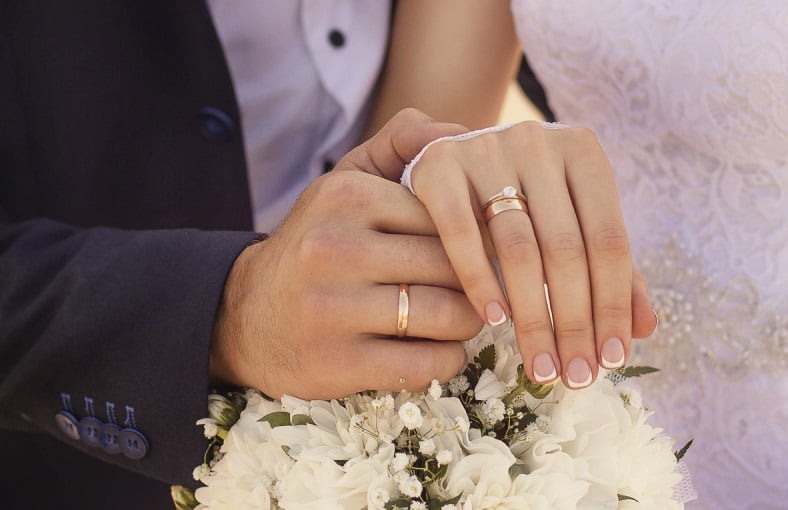 Hombre engañado se casa con la pareja del amante de su esposa