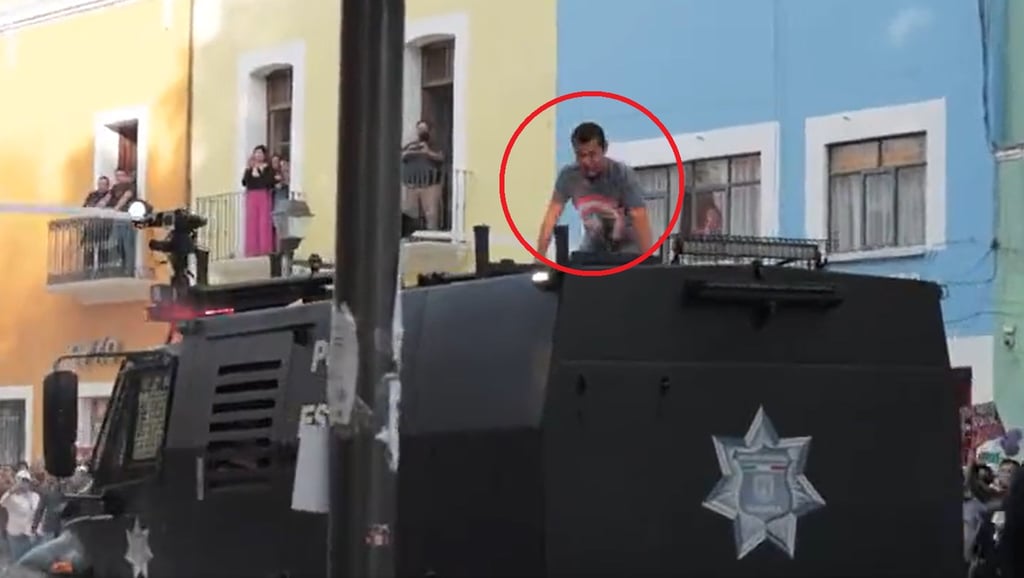 El 'Capitán America' detiene camioneta blindada para proteger a mujeres durante marcha del 8M