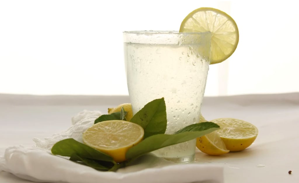 Beneficios del agua con limón