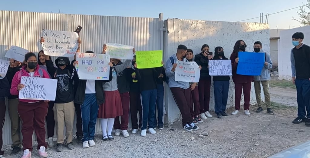 Alumnos de secundaria Ignacio Comonfort en Lerdo cierran escuela para exigir despido del director