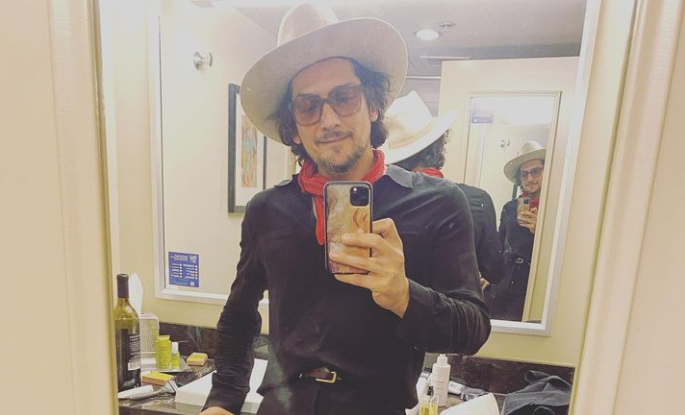 León Larregui presenta dos sencillos: Holidays y Chromocosmic Avenue