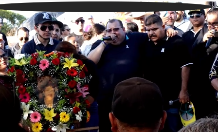 VIDEO: Con banda y cantando, 'El Coyote' da último adiós a su mamá