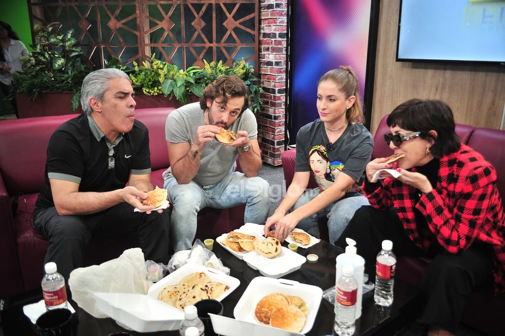 Elenco de la obra ¡Papito querido! queda fascinado con las gorditas de Torreón
