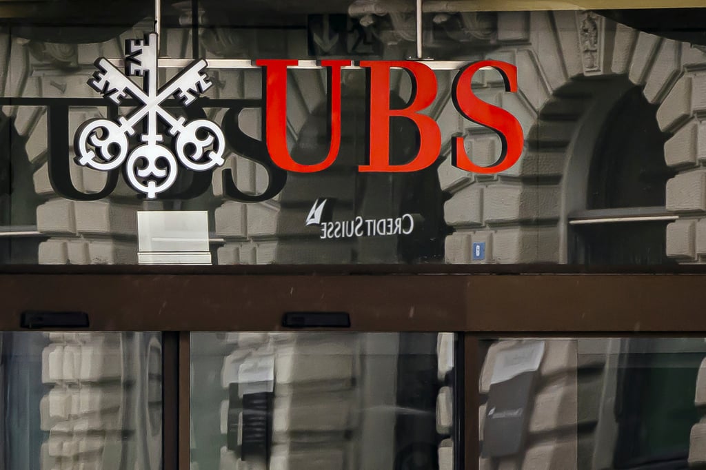 Banco UBS acepta pagar hasta 2,000 millones de dólares por Credit Suisse