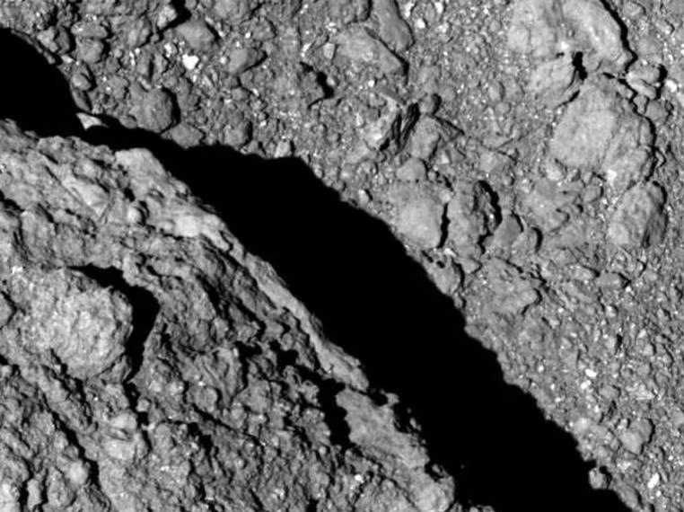 El asteroide Ryugu contiene vitamina B3 y un componente básico del ARN