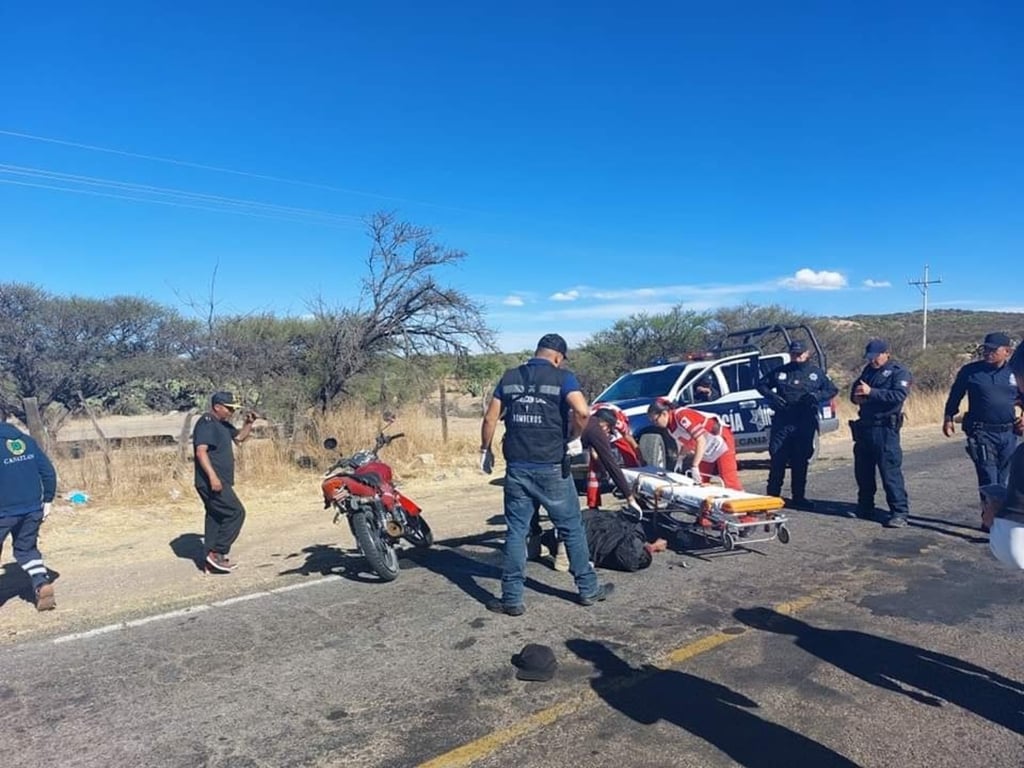 Par de motociclistas resultan lesionados tras accidentarse en Canatlán