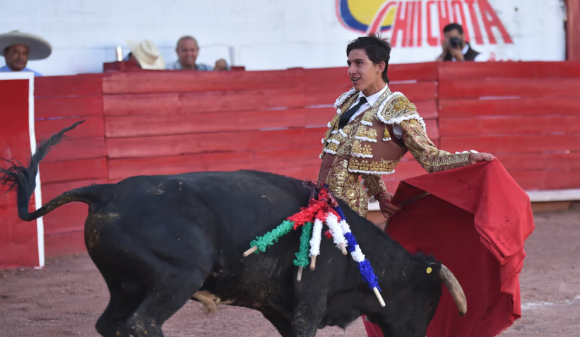 Lucen jóvenes espadas en la Plaza de Lerdo