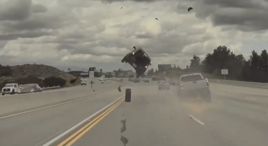 Impactante accidente automovilístico de camioneta que pierde llanta se vuelve viral