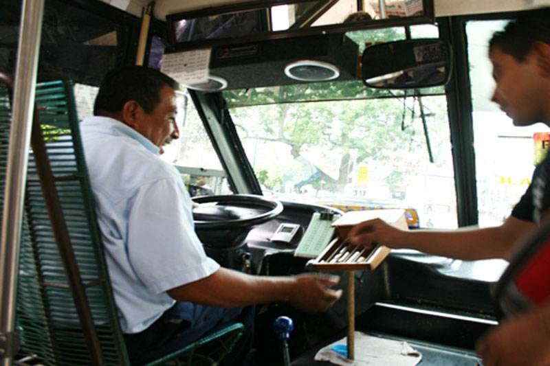 Buscan prohibir a choferes de transporte escuchar narcocorridos, en CDMX