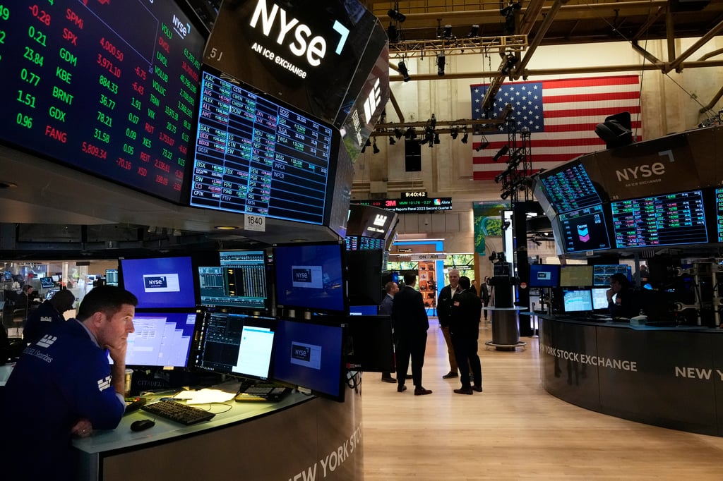 Bonos promedio de trabajadores en Wall Street caen 26 % durante 2022 por baja negociación