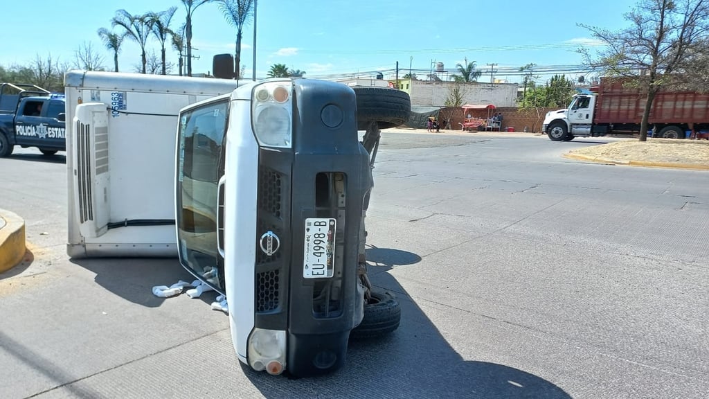 Vuelca camioneta de reparto de leche