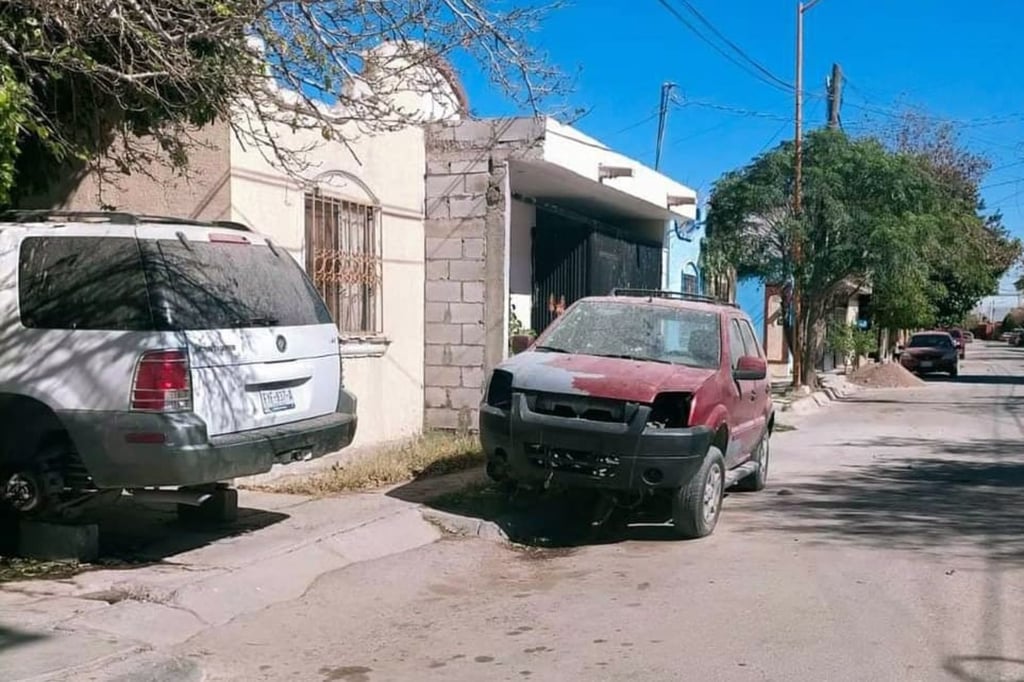 Vehículos chatarra son retirados de la vía pública