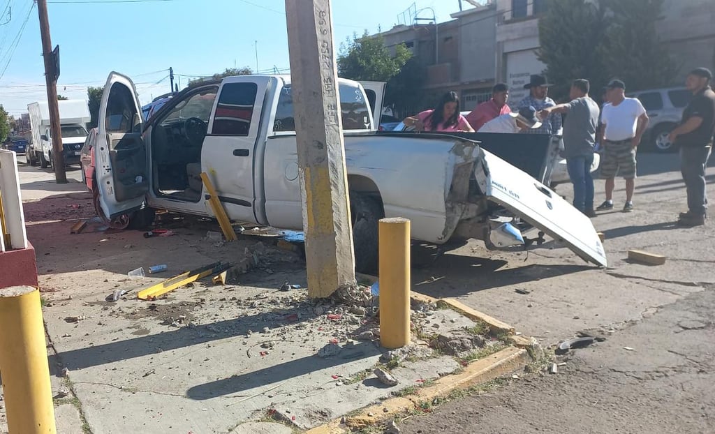 Camioneta se impacta contra poste y una unidad estacionada en la Echeverría