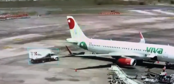 VIDEO: Camión impacta avión de Viva Aerobus en aeropuerto de Guadalajara