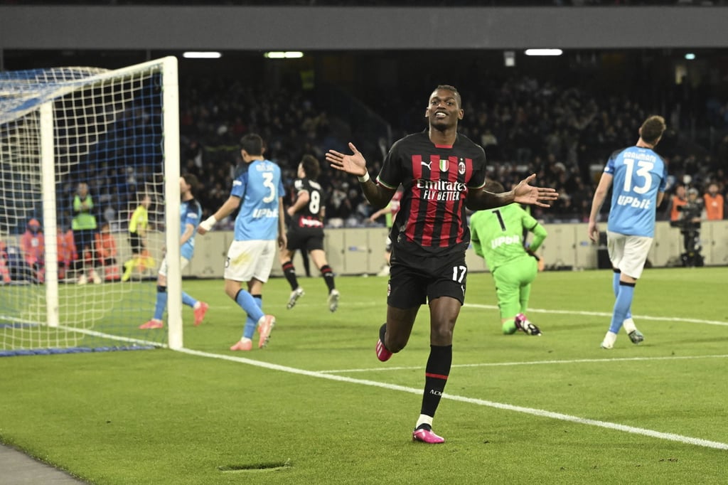 Milan arrolla a Napoli en la Serie A, 4-0