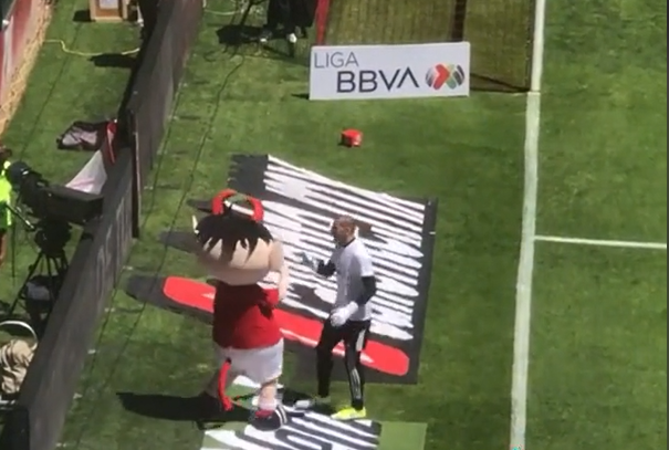 Nahuel Guzmán protagoniza discusión con la botarga del Toluca