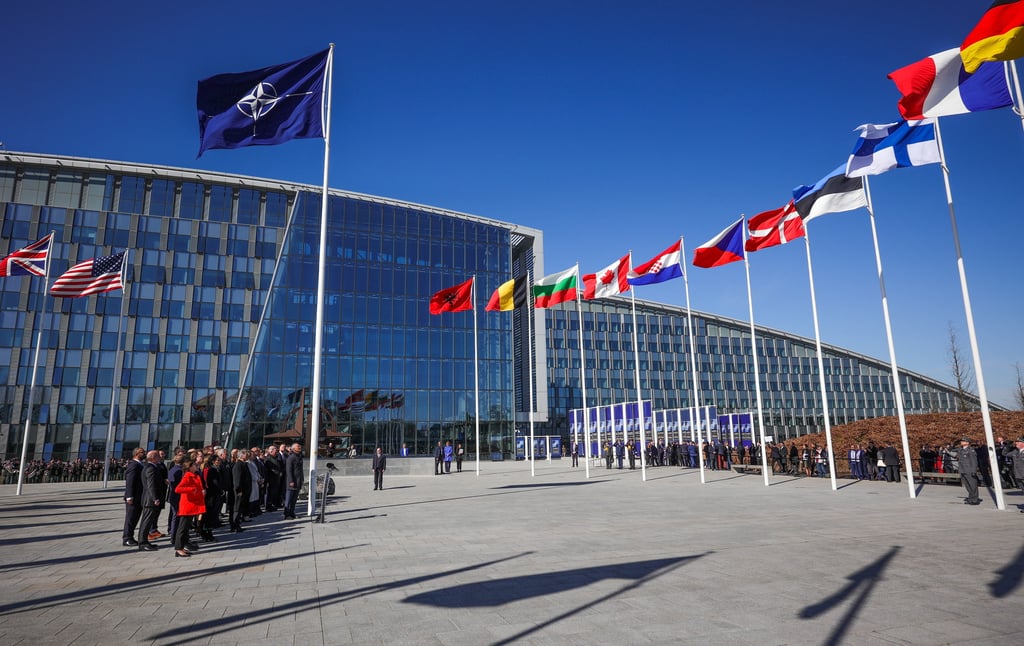 Bandera de Finlandia ya ondea en la sede de la OTAN