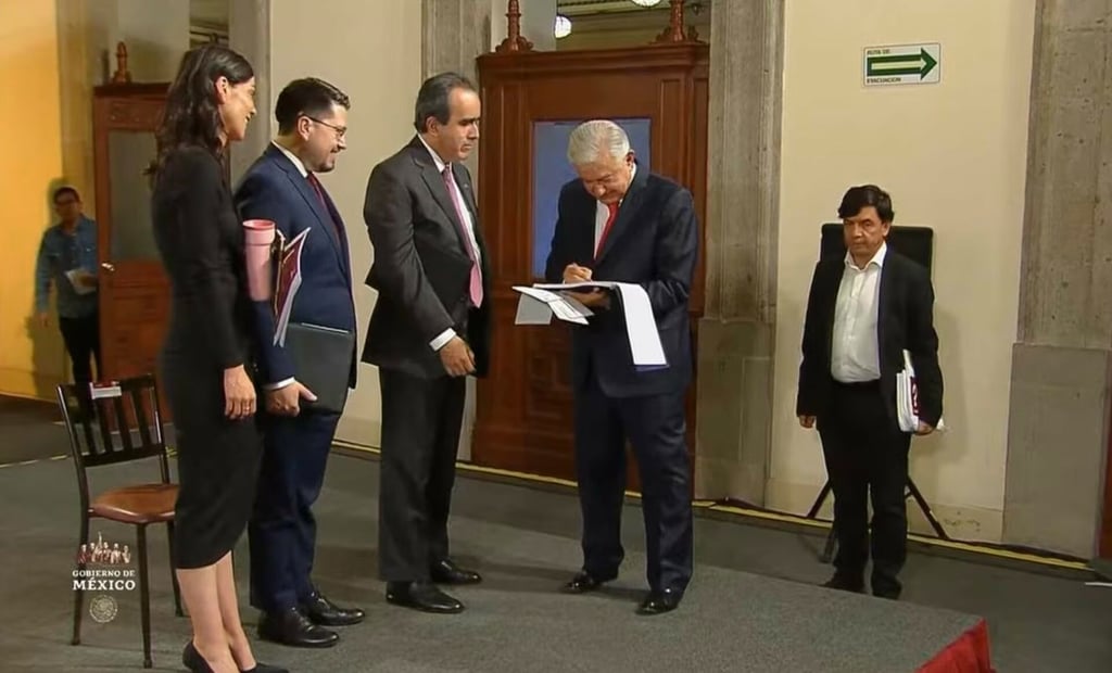 AMLO regala copia de su tesis autografiada a youtuber 'Lord Molécula'
