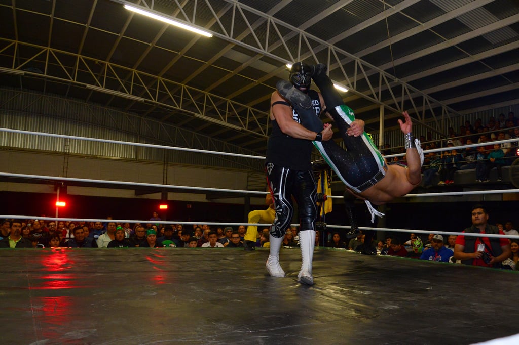 Esperan cuatro luchas en jaula en la Arena Campeones
