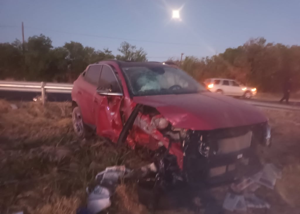 Fuerte choque frontal deja dos personas lesionadas en Canatlán