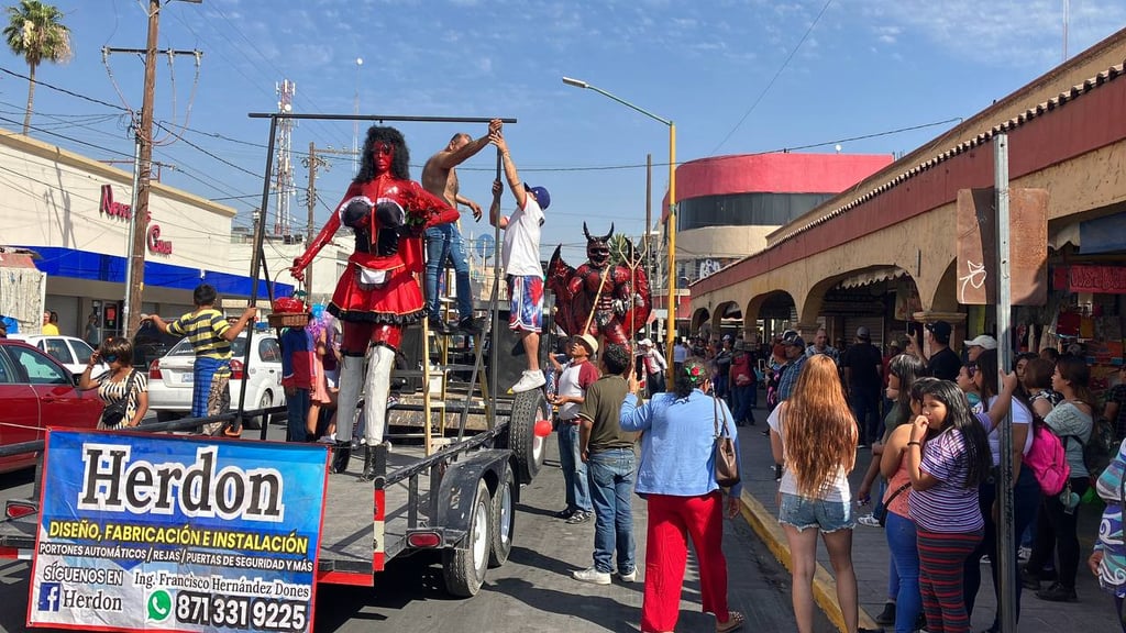 Con vestidos y pelucas, vecinos de Trincheras salen a las calles de Gómez Palacio para la quema de Judas