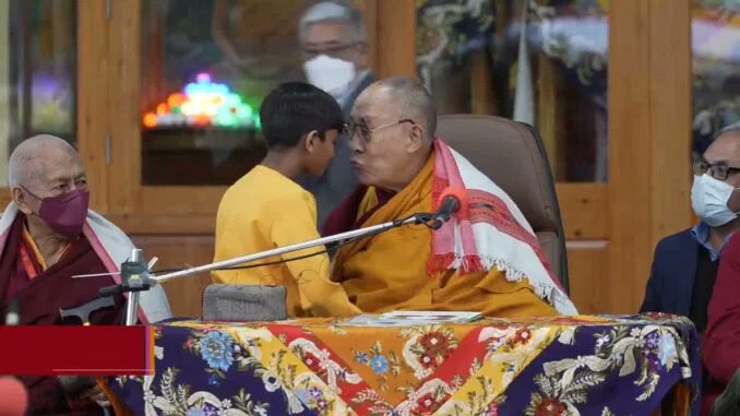 Dalai Lama besa a niño en la boca durante acto en la India