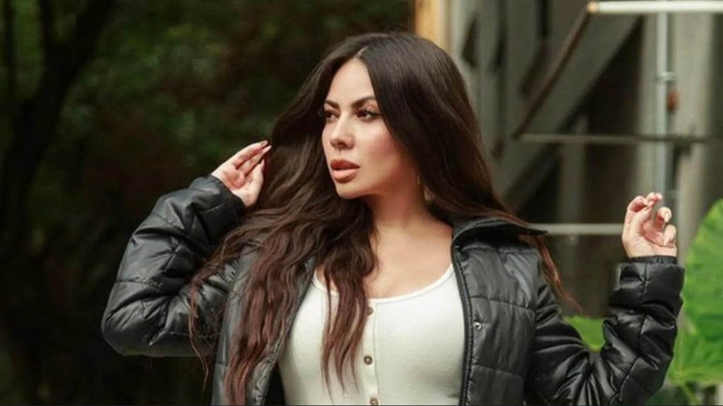 Jimena Sánchez impone moda con minivestido color pastel