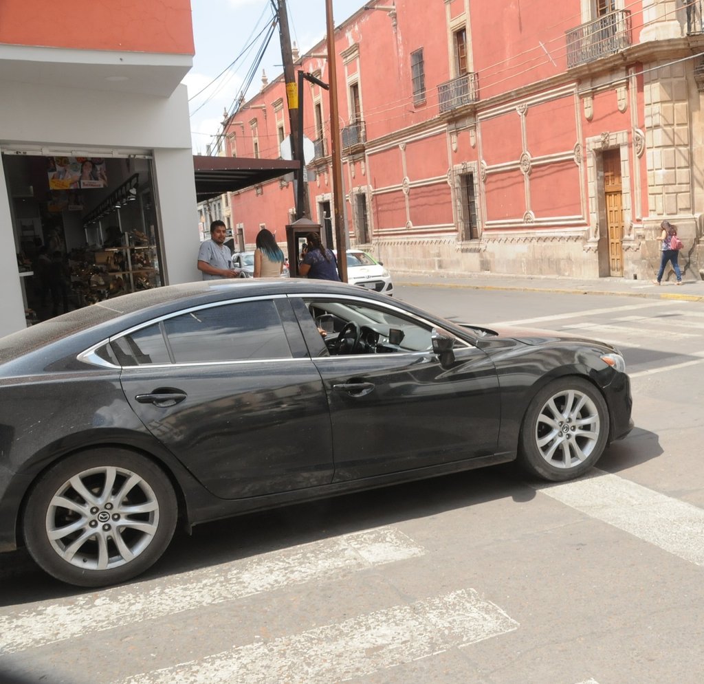 Multas de más de mil pesos por obstruir el paso a peatones