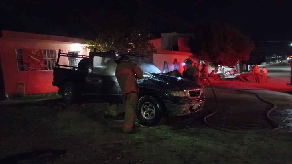 Se incendia una camioneta en la colonia Villa de Guadalupe