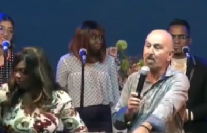 'No veo billetes en el altar'; pastor pide a feligreses que le den dinero para poder orar