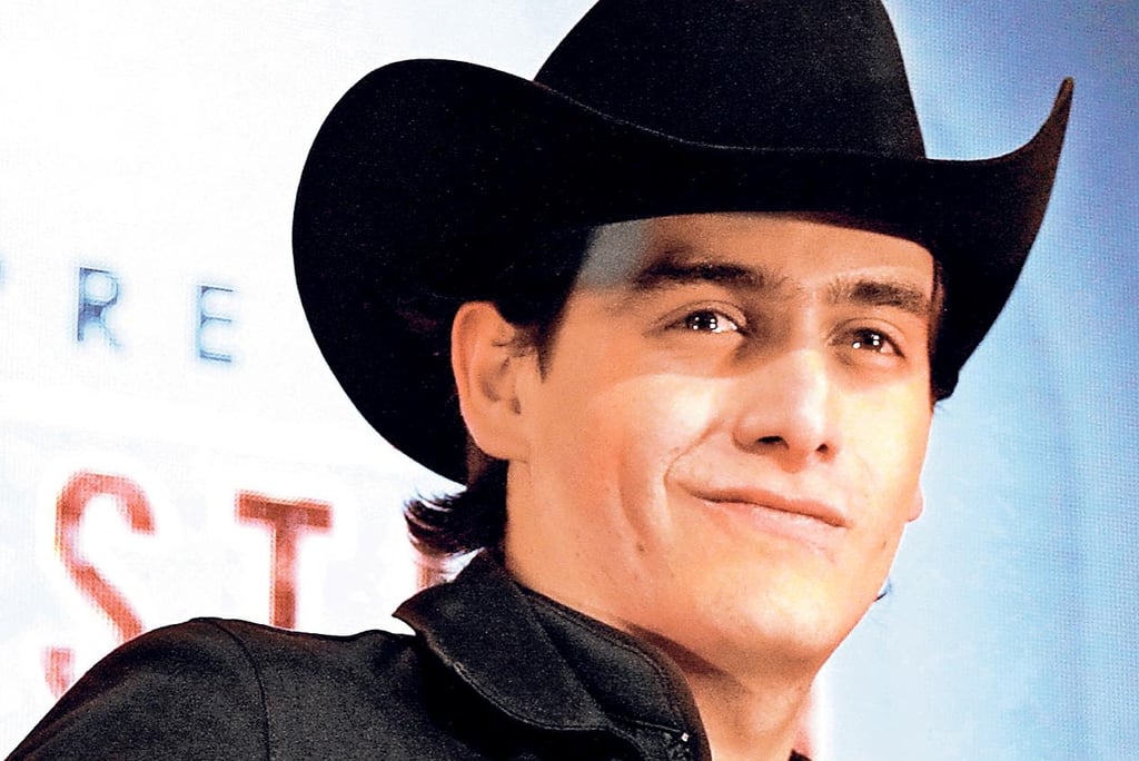 Comparten emotivas imágenes de Julián Figueroa con su hijo