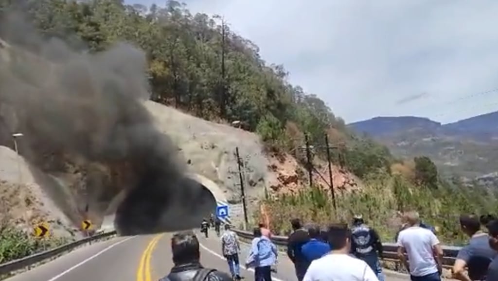 VIDEO: Reportan cierre de la 'Súper' Durango-Mazatlán por incendio de vehículo