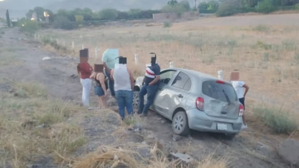 Vehículo compacto se sale del camino y termina entre matorrales cerca del Parque Raymundo de Lerdo