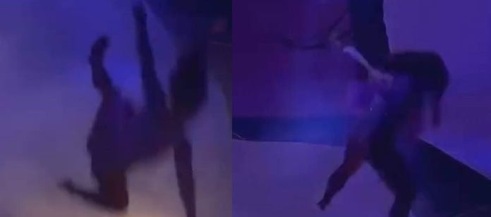 VIDEO: Bailarina cae desde lo alto en el escenario durante Coachella 2023