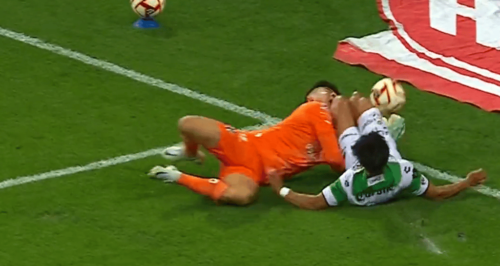 Portero 'Mochis' Cárdenas muestra cómo quedó su rostro tras su fuerte golpe en el Rayados Vs. Santos