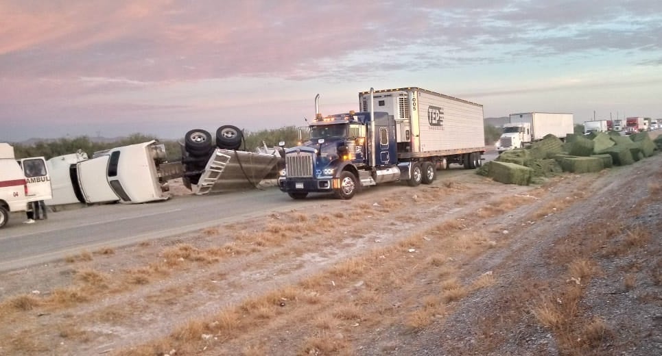 Vuelca tráiler cargado con pacas de alimento para ganado en Bermejillo