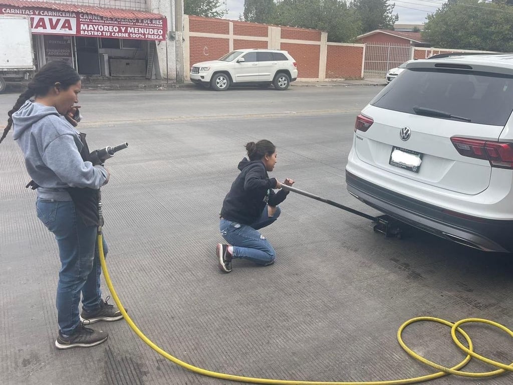 Mujeres duranguenses se vuelven virales por su labor en una desponchadora