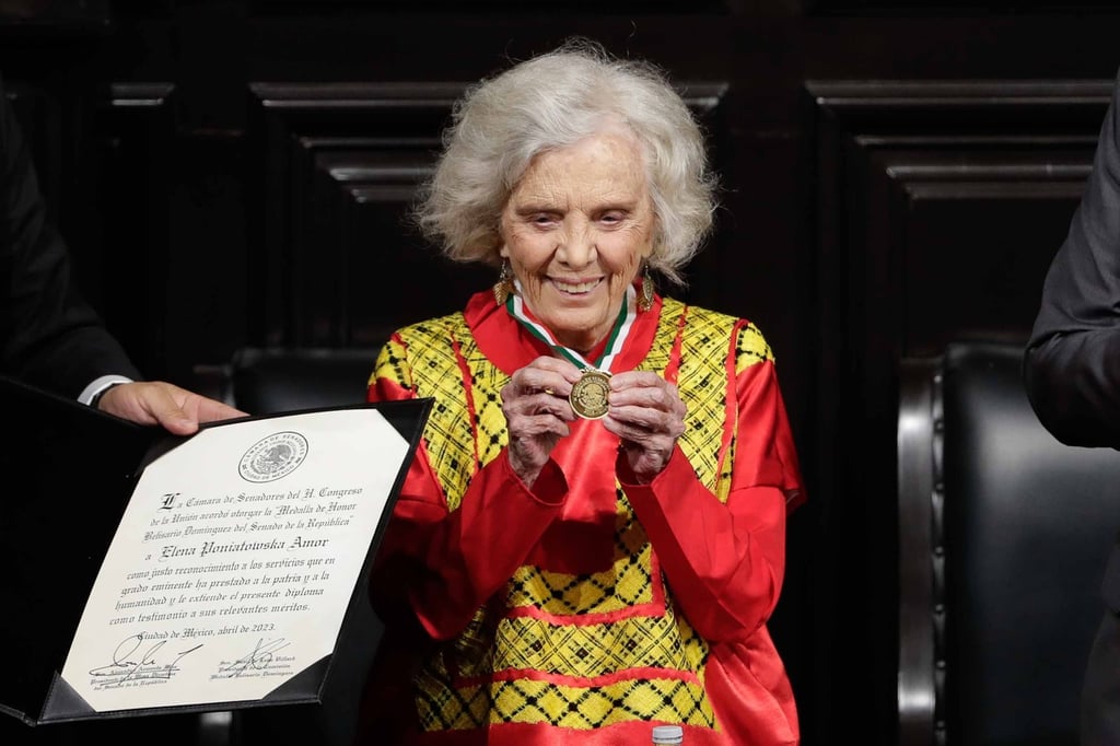 Elena Poniatowska recibe la medalla Belisario Domínguez