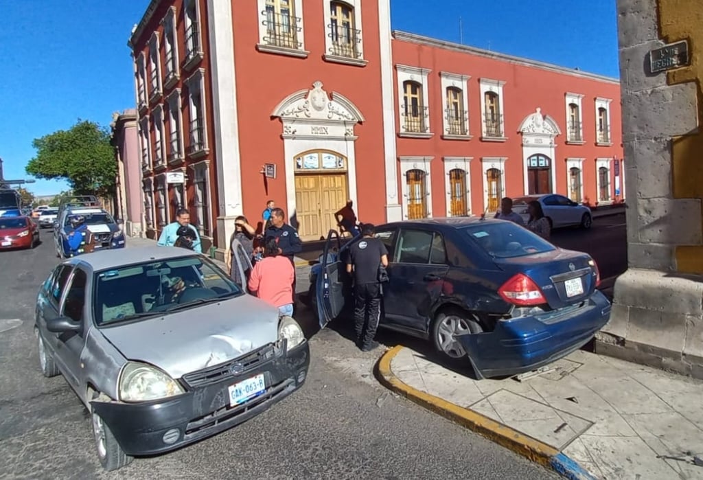 Se pasa el alto y provoca choque en Centro de Durango