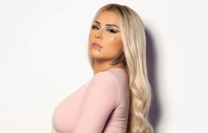 Mona se deja ver en vestido transparente en Instagram